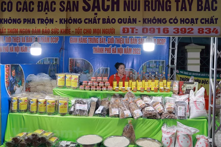 Una serie de productos agrícolas típicos de las zonas montañosas de la provincia de Dien Bien, como el arroz Seng Cu, los hongos silvestres y los brotes de bambú también se presentan en la exposición. El evento busca agilizar las conexiones entre empresas y consumidores, en contribución a estimular las demandas de bienes y el crecimiento económico de la ciudad. Durante los últimos años, la capital vietnamita ha colaborado activamente con otras ciudades y provincias del país para llevar a cabo de manera eficaz los programas OCOP. En particular, el Departamento de Industria y Comercio de Hanoi ha ayudado a llevar los productos OCOP a grandes canales de distribución, supermercados, y puntos de venta, con el fin de aumentar los ingresos minoristas de la ciudad. (Foto: Vietnamplus)
