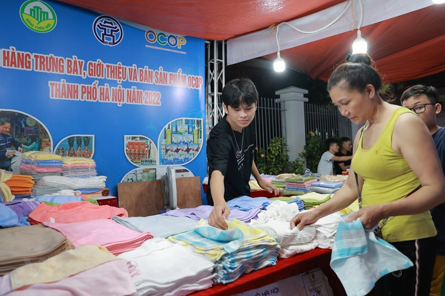 Dentro de la muestra se exhiben no solo las especialidades de las tierras altas, sino otros productos como las toallas hechas con fibras de bambú importadas de la India. Según el comité organizador, esta actividad tiene como objetivo estimular el consumo interno y el crecimiento económico, contribuyendo a garantizar el equilibrio entre oferta y demanda, así como apoyar a las provincias y ciudades en promover el consumo de productos en el mercado de Hanoi. De acuerdo con la Oficina de Coordinación para la construcción de la nueva zona rural de Hanoi, entre los más de mil 54 productos de OCOP de la ciudad figuran los agrícolas, alimentarios y artesanales. La mayoría de los productos OCOP (65,56 por ciento) son alimentos. (Foto: Vietnamplus)