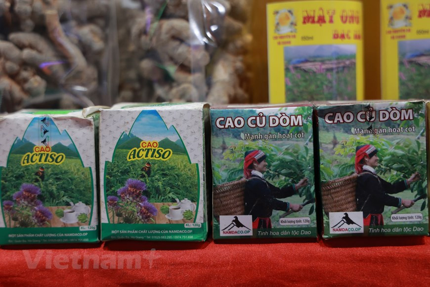 También se introdujo una serie de productos a base de hierbas de la Cooperativa Nam Dam, como la terapia de endodoncia para tratar enfermedades de los huesos y las articulaciones o el extracto de alcachofa para ayudar a mantener la función hepática. La exposición se propone, además, ayudar a los consumidores de la capital a acceder y tener más opciones para consumir productos de calidad con precios razonables, impulsar el acceso al moderno sistema de distribución de los productos OCOP, mejorando así la capacidad de producción, la calidad del producto y la competitividad, así como promover el desarrollo de los oficios tradicionales relativos a la producción de las especialidades típicas de las provincias a lo largo del país. (Foto: Vietnamplus)