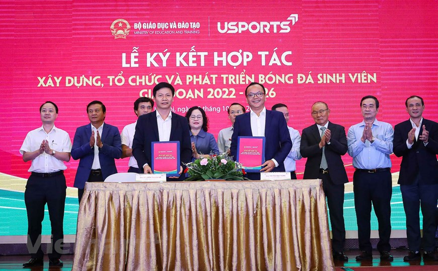 Con 65 años y gran entusiasmo, el entrenador presenció el acto de firma del acuerdo de colaboración entre el Ministerio de Educación y Formación y la Empresa de Desarrollo del Deporte de Masas (Usports) en la organización y desarrollo del fútbol estudiantil en el período 2022-2026. Con anterioridad, en el encuentro en febrero pasado con Park Hang-seo, y dirigentes de la Federación de Fútbol de Vietnam (VFF) y del Ministerio de Cultura, Deportes y Turismo, después de las victorias del once masculino ante China en la ronda clasificatoria de Asia para la Copa Mundial 2022 y de la selección femenina ante China Taipéi en la Copa Asiática Femenina, el presidente de Vietnam, Nguyen Xuan Phuc, subrayó que cada victoria en el deporte demuestra la aspiración del país por el desarrollo. (Foto: Vietnam+)