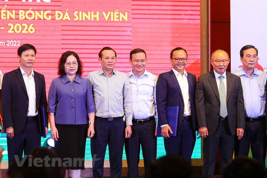 El 17 de octubre, el técnico surcoreano y la Federación de Fútbol de Vietnam anunciaron la decisión de que Park Hang-seo no continuará con el contrato actual después de que finalice el convenio en enero de 2023. Como resultado, el Campeonato de Fútbol de Sudeste Asiático 2022 (AFF Cup), que se llevará a cabo a fines de este año, será el último torneo de Park Hang-seo con el equipo nacional, precisó la fuente. La Federación de ese deporte del país indochino (VFF) desea agradecer al entrenador sudcoreano por sus grandes esfuerzos y contribuciones al desarrollo del fútbol de Vietnam en los últimos cinco años y espera que logre el mejor resultado en la Copa AFF. (Foto: Vietnam+)