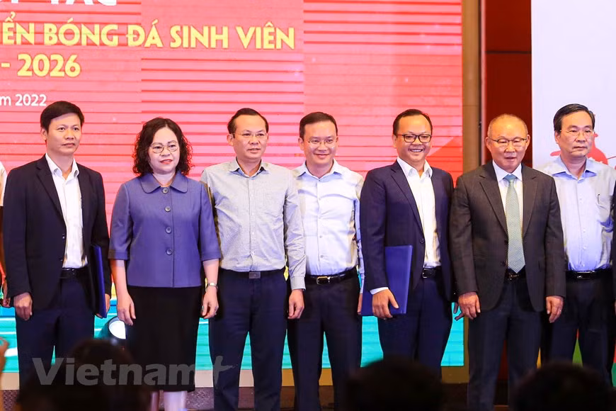 El 17 de octubre, el técnico surcoreano y la Federación de Fútbol de Vietnam anunciaron la decisión de que Park Hang-seo no continuará con el contrato actual después de que finalice el convenio en enero de 2023. Como resultado, el Campeonato de Fútbol de Sudeste Asiático 2022 (AFF Cup), que se llevará a cabo a fines de este año, será el último torneo de Park Hang-seo con el equipo nacional, precisó la fuente. La Federación de ese deporte del país indochino (VFF) desea agradecer al entrenador sudcoreano por sus grandes esfuerzos y contribuciones al desarrollo del fútbol de Vietnam en los últimos cinco años y espera que logre el mejor resultado en la Copa AFF. (Foto: Vietnam+)