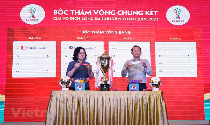 Del 26 de octubre al 6 de noviembre de 2022, tendrá lugar la ronda final en la Universidad de Ciencia y Tecnología de Hanoi. Los 16 mejores equipos de tres regiones del país, después pasar la ronda clasificatoria, se dividirán en 4 grupos con un total de 32 juegos. Los 32 partidos de la ronda final se actualizaron en la plataforma YouTube Usports y el sistema de canales digitales On Sports de Vietnam Cable Television con un valor total de premios de 16,8 mil dólares. La VFF apoyará activamente a los clubes en la formación, reclutando y entrenando a jugadores jóvenes de todas las edades; y continuará mejorando el sistema de competición de fútbol juvenil de todas las edades. (Foto: Vietnam+)