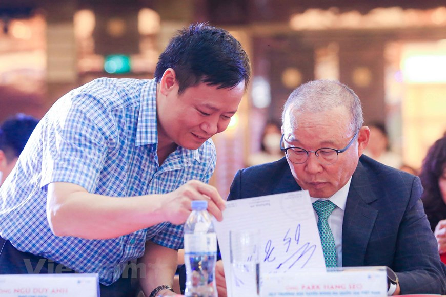 Debido a la admiración que despierta, la presencia del entrenador Park Hang-seo en el evento hizo que todos los reporteros y fanáticos del futbol se emocionaran. Park Hang-seo dijo que nunca olvidará los recuerdos de su viaje de cinco años con los jugadores vietnamitas por lograr una carrera memorable y emocionante. “Como técnico de la selección nacional y del equipo sub-23, siempre me concentro en cada torneo”, enfatizó y al mismo tiempo, envió su agradecimiento al apoyo de los jugadores, autoridades y funcionarios de la VFF y de la población vietnamita. Con anterioridad, Park Hang-seo reiteró que continuará esforzándose con el equipo de fútbol masculino para lograr los objetivos establecidos este año. (Foto: Vietnam+)