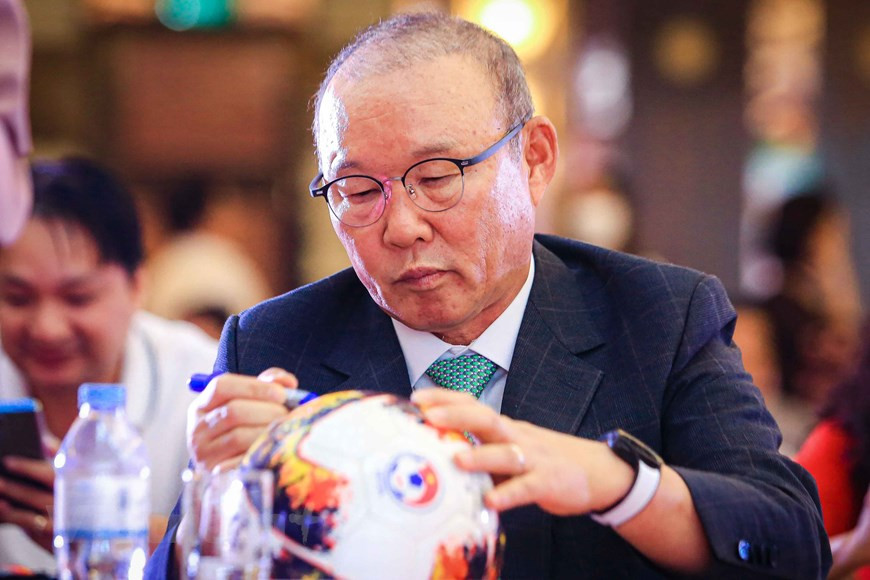 Como un gesto de apoyo al creciente movimiento de fútbol escolar en Vietnam, fue vista la asistencia del entrenador en jefe de la selección vietnamita al evento. Durante los últimos tiempos, el técnico principal Park Hang-seo ha realizado distintas actividades de fútbol no profesionales. Tiene un plan de abrir un centro de entrenamiento de fútbol juvenil en Vietnam después de que ya no esté al frente de la selección nacional. Recientemente, VFF aún expresó su deseo de continuar firmando un contrato con Park Hang-seo luego de que el convenio entre las dos partes finalice el 31 de enero de 2023. Sin embargo, el deseo de Park es descansar y tener más tiempo para sí mismo. (Foto: Vietnam+)