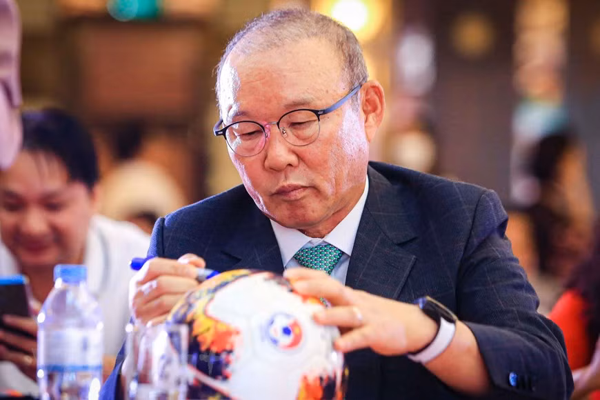 Como un gesto de apoyo al creciente movimiento de fútbol escolar en Vietnam, fue vista la asistencia del entrenador en jefe de la selección vietnamita al evento. Durante los últimos tiempos, el técnico principal Park Hang-seo ha realizado distintas actividades de fútbol no profesionales. Tiene un plan de abrir un centro de entrenamiento de fútbol juvenil en Vietnam después de que ya no esté al frente de la selección nacional. Recientemente, VFF aún expresó su deseo de continuar firmando un contrato con Park Hang-seo luego de que el convenio entre las dos partes finalice el 31 de enero de 2023. Sin embargo, el deseo de Park es descansar y tener más tiempo para sí mismo. (Foto: Vietnam+)