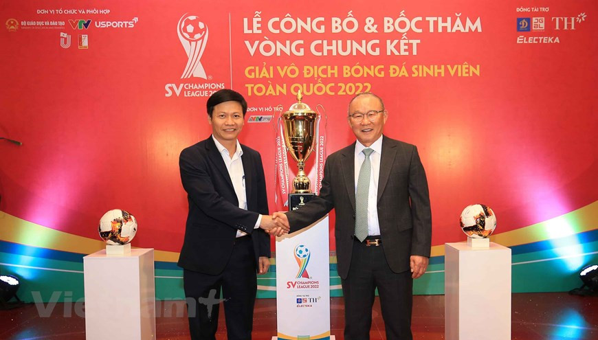 Aprovechando la ocasión, el entrenador Park Hang-seo se tomó una foto con el jefe del Departamento de Educación Física del Ministerio de Educación y Formación, Nguyen Thanh De. Con el entrenador Park Hang-seo, Vietnam ha logrado muchos éxitos en el campo tanto en la región como en el continente, sobre todo dos medallas seguidas de oro de fútbol masculino en las ediciones 30 y 31 de los Juegos Deportivos del Sudeste Asiático (SEA Games) y el título de campeón de AFF Cup 2018, entre otros. Park Hang-seo reafirmó una vez que se esforzará para apoyar el desarrollo de talentos futbolísticos vietnamitas, en pos de desarrollar el contingente de deportistas jóvenes por el futuro del fútbol del país indochino (Foto: Vietnam+)