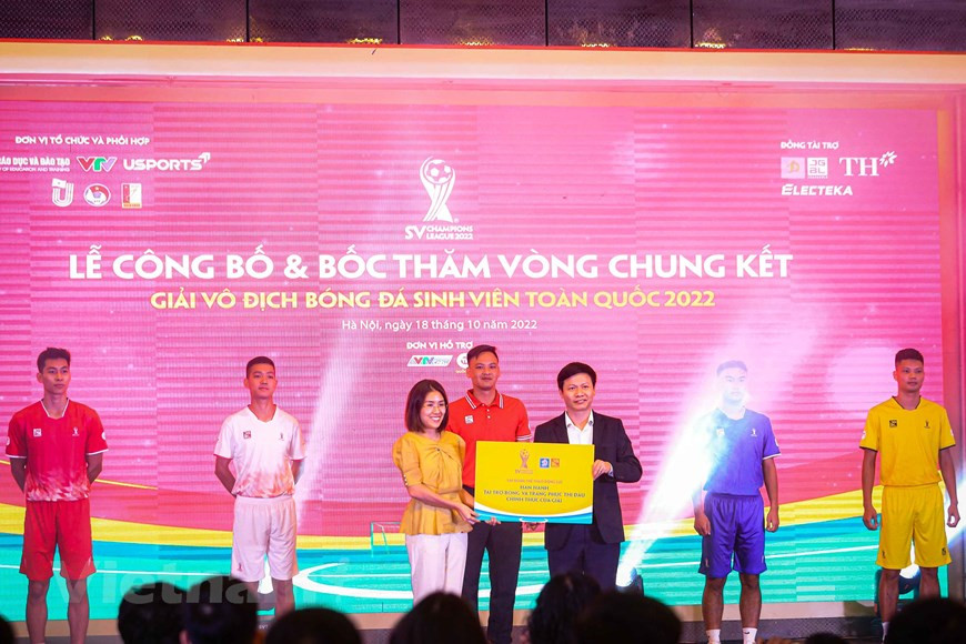 La visión de la Federación de Fútbol de Vietnam (VFF) de centrarse, en los últimos años, en la formación de jóvenes atletas en ese deporte, ha contribuido al éxito del fútbol vietnamita en el ámbito internacional, con medallas de oro en los Juegos Deportivos del Sudeste Asiático (SEA Games) y logros destacados en otros campeonatos y torneos de nivel continental. Además de desarrollar el sistema de competición del fútbol profesional, la VFF se enfoca en invertir y prestar atención a los torneos a nivel juvenil, desde el grupo de edad sub 15 a sub 21. VFF está decidida a desarrollar y mejorar el entrenamiento metódico de jugadores jóvenes para los objetivos a largo plazo. (Fuente: Vietnam+)