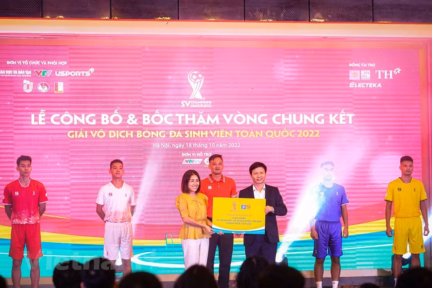 La visión de la Federación de Fútbol de Vietnam (VFF) de centrarse, en los últimos años, en la formación de jóvenes atletas en ese deporte, ha contribuido al éxito del fútbol vietnamita en el ámbito internacional, con medallas de oro en los Juegos Deportivos del Sudeste Asiático (SEA Games) y logros destacados en otros campeonatos y torneos de nivel continental. Además de desarrollar el sistema de competición del fútbol profesional, la VFF se enfoca en invertir y prestar atención a los torneos a nivel juvenil, desde el grupo de edad sub 15 a sub 21. VFF está decidida a desarrollar y mejorar el entrenamiento metódico de jugadores jóvenes para los objetivos a largo plazo. (Fuente: Vietnam+)