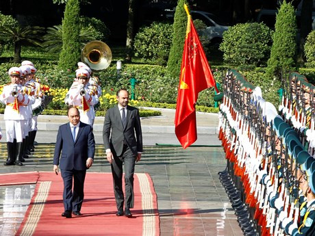  Los dos premieres pasan revista a la Guardia de honor. (Fuente: VNA)