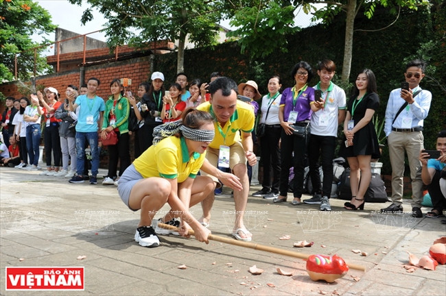 El juego folclórico de destrozo de la hucha atrae a los turistas. (Fuente: VNA)