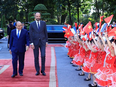 Niños vietnamitas saludan a los dos premieres en la ceremonia de bienvenida. (Fuente: VNA) 