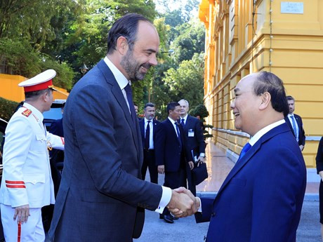 El primer ministro Nguyen Xuan Phuc (D) da la bienvenida a su homólogo francés, Edouard Philippe. (Fuente: VNA)