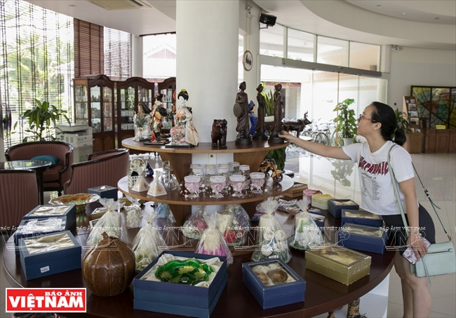 Buscando suvenires en Forever Green Resort. (Fuente: VNA)