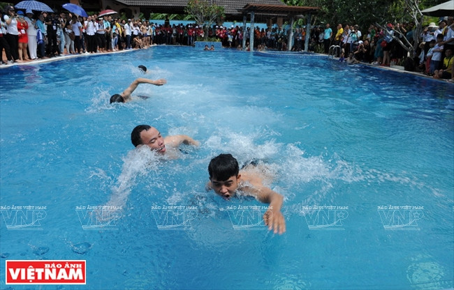  Los juegos organizados en Forever Green Resort atraen la participación de muchos visitantes. (Fuente: VNA)