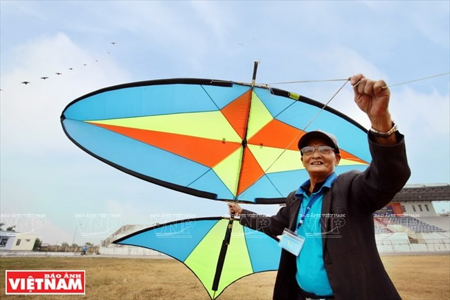 Nguyen Huu Vinh, de 75 años de edad, mantiene aún gran ficción por los papalotes (Fuente: VNA)