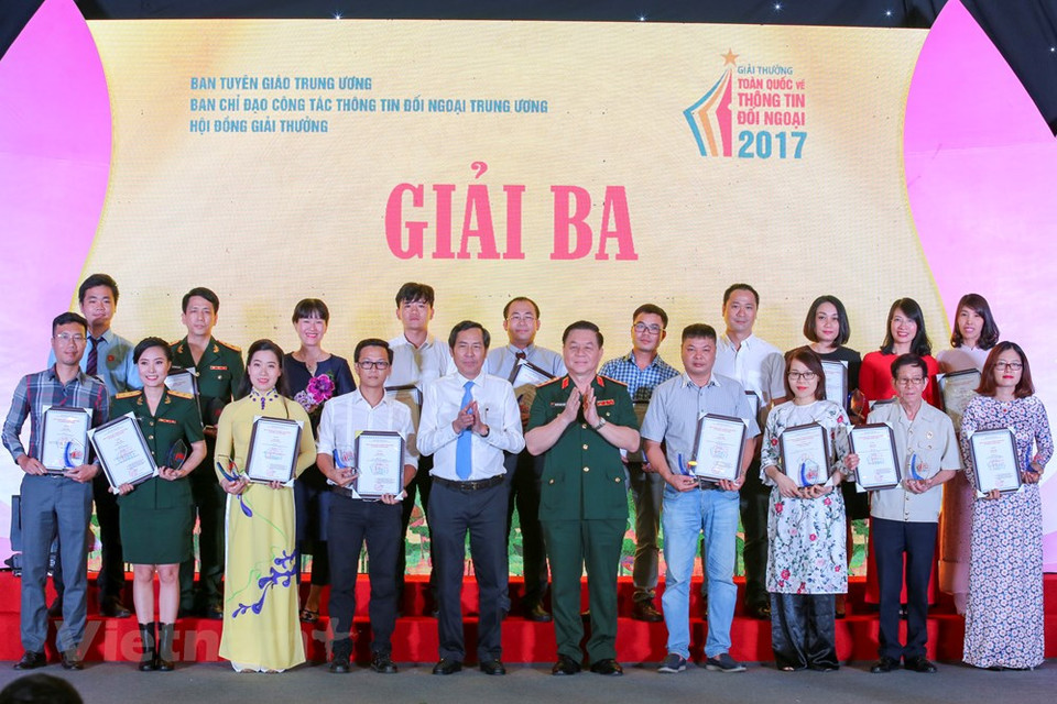 El presidente de la Asociación de Periodistas de Vietnam, Thuan Huu, otorga premios de tercer lugar (Fuente: VNA)