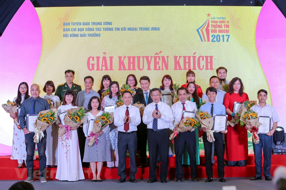 El acto de entrega de premios se efectúa en la sede de la Agencia Vietnamita de Noticias (Fuente: VNA)
