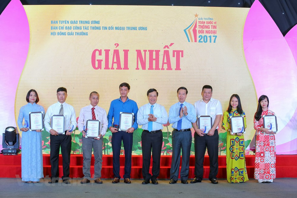 El vicepremier y canciller, Pham Binh Minh, entrega el primer premio (Fuente: VNA)