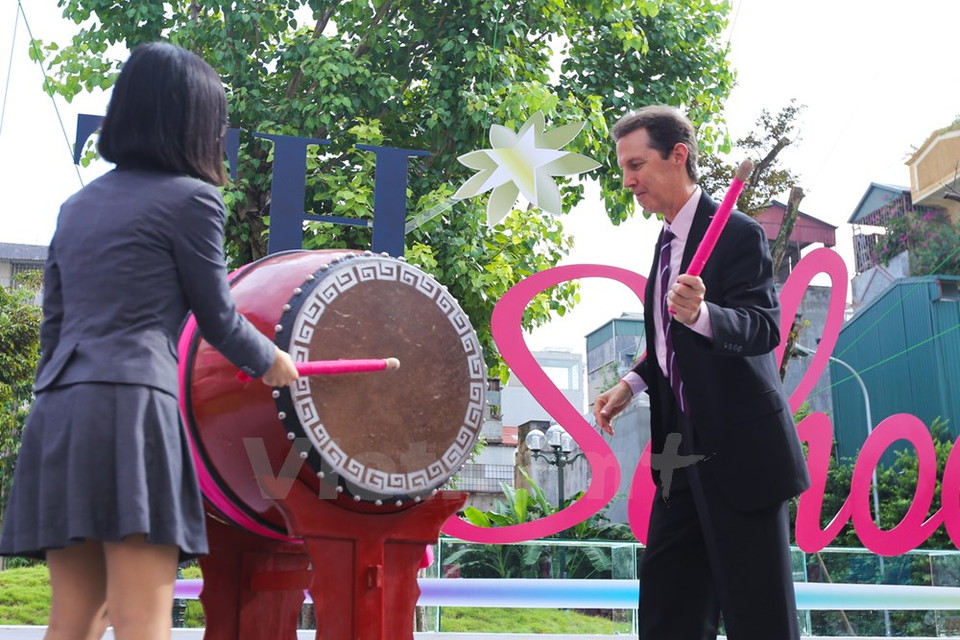 Tocar el tambor para dar inicio al nuevo curso escolar.
