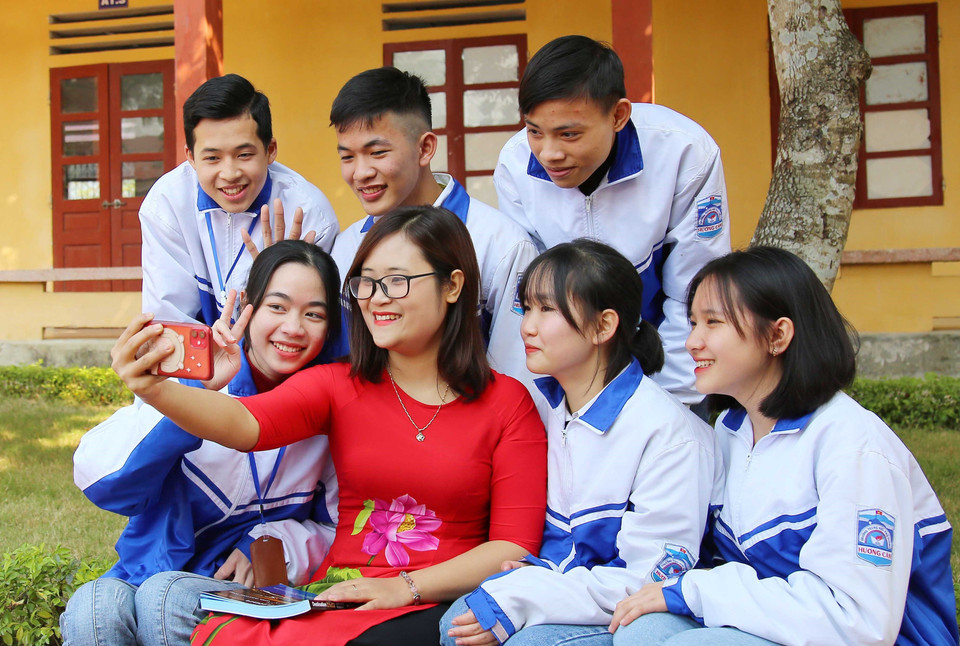 Ha Anh Phuong, profesora de inglés en una escuela secundaria en la provincia norvietnamita de Phu Tho, fue seleccionada como uno de los 10 mejores maestros excelentes a nivel mundial por el Fondo Varkey; y como uno de los 10 rostros jóvenes destacados de Vietnam en 2020 (Fuente: VNA)