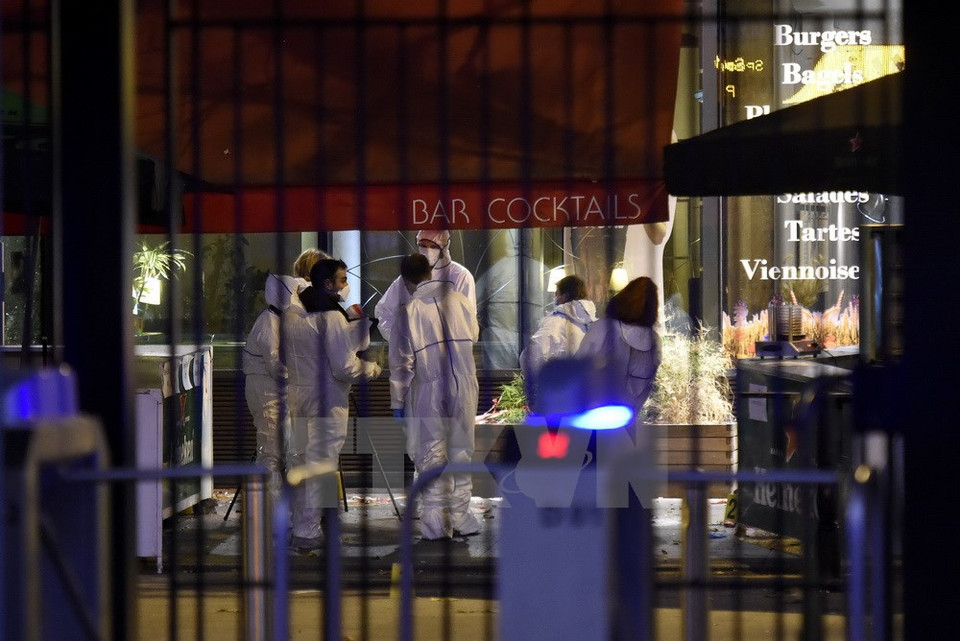 Médicos trabajan fuera del Estadio de Francia (Fuente: AFP/VNA)