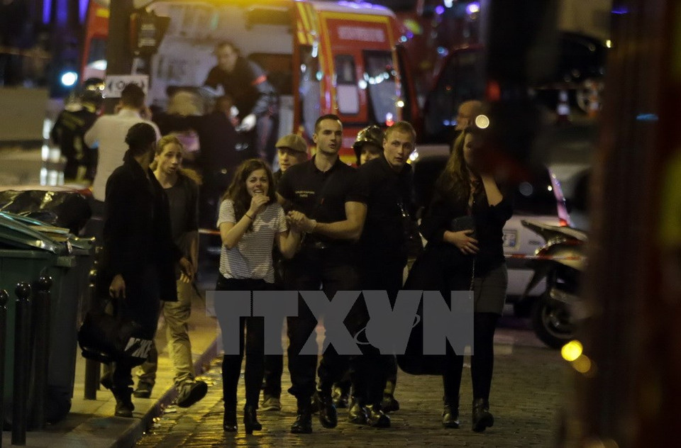 Socorristas evacuan a pobladores del escanerio de la explosión en un restaurante ubicado en la calle número 10 (Fuente: AFP/VNA)