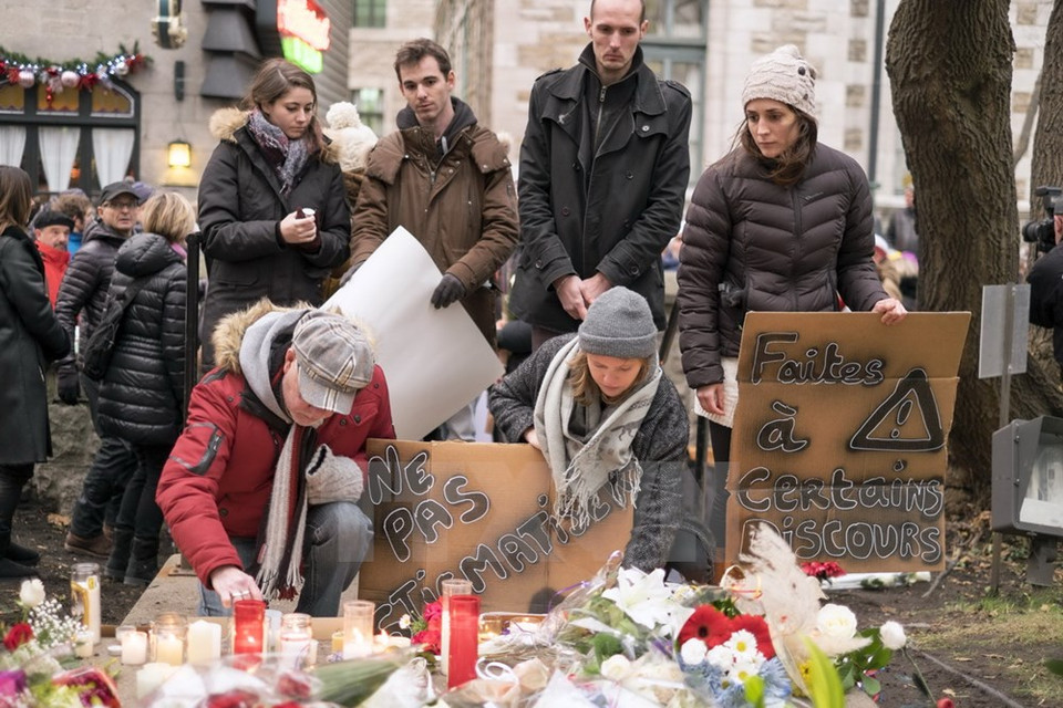 Canadienses encienden candelas ante el Consulado de Francia en Quebec (Fuente: AFP/TTXVN)
