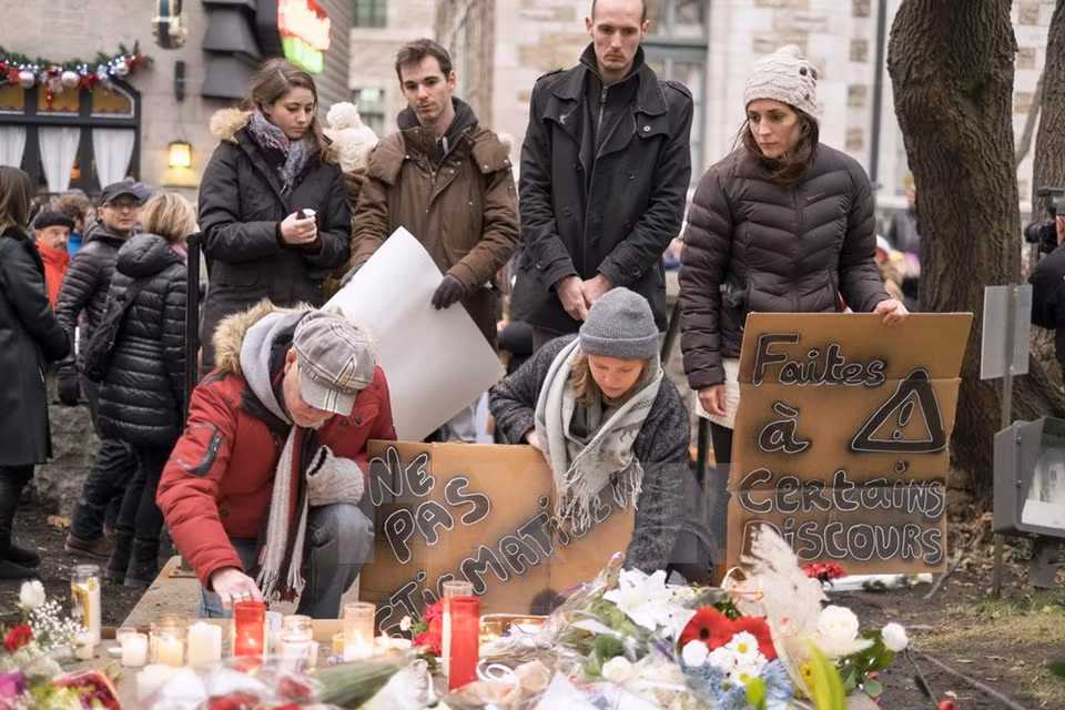 Canadienses encienden candelas ante el Consulado de Francia en Quebec (Fuente: AFP/TTXVN)