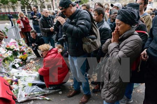 Flores colocados ante el Teatro Bataclan (Fuente: Kyodo/VNA)