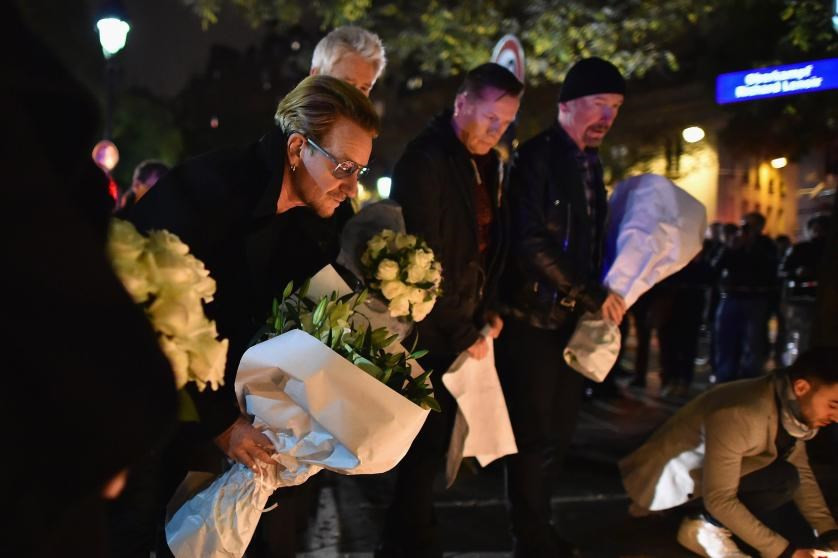 U2 coloca flores en el pavimento cerca del Teatro Bataclan (Fuente: Time)