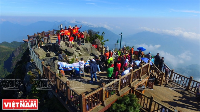 Desde que comenzó a funcionar el sistema teleférico, el sueño de los aventureros de conquista del Fansipan se ha hecho realidad. Foto: Hoang Quang Ha