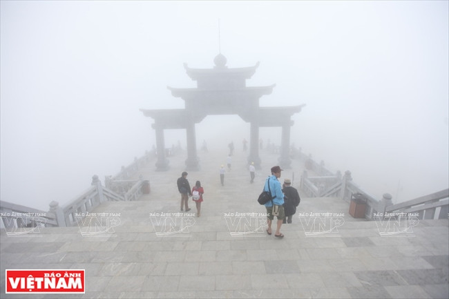En la cima de Fansipan, los turistas pueden encontrar que las nubes cubren todo el cielo. Foto: Khanh Long 