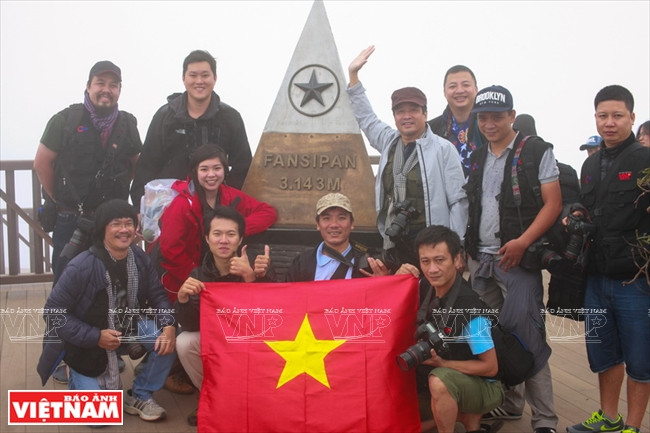Los turistas se sienten felices cuando llegan al punto más alto del Fansipan. Foto: Tat Son