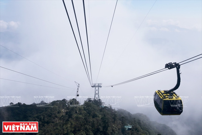 El sistema del teleférico de Fansipan lleva turistas a la cima a través de una alfombra de nubes y montañas. Foto: Hoang Quang Ha