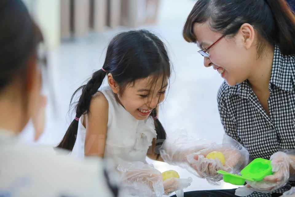 Una niña en la clase (Fuente: VNA)
