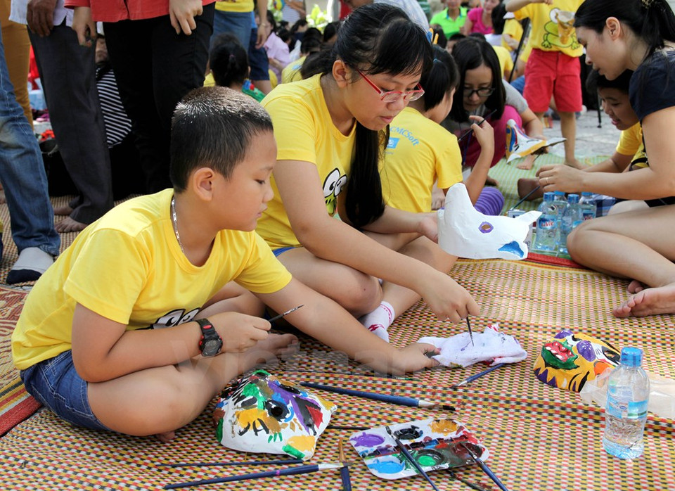 Pintan máscaras con figuras de animales (Fuente: VNA)