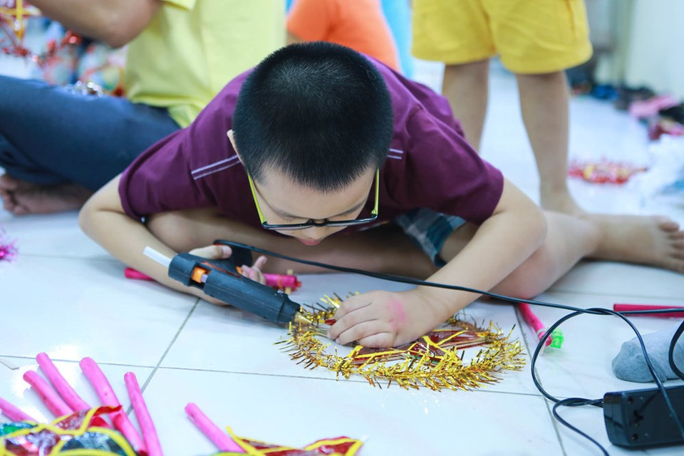 En el taller los estudiantes también aprenden a fabricar el farolillo de estrella. (Fuente: VNA)