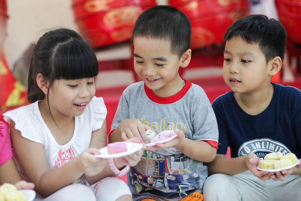 Los infantes exponen al otro el pastel que crearon a su propia cuenta. (Fuente: VNA)
