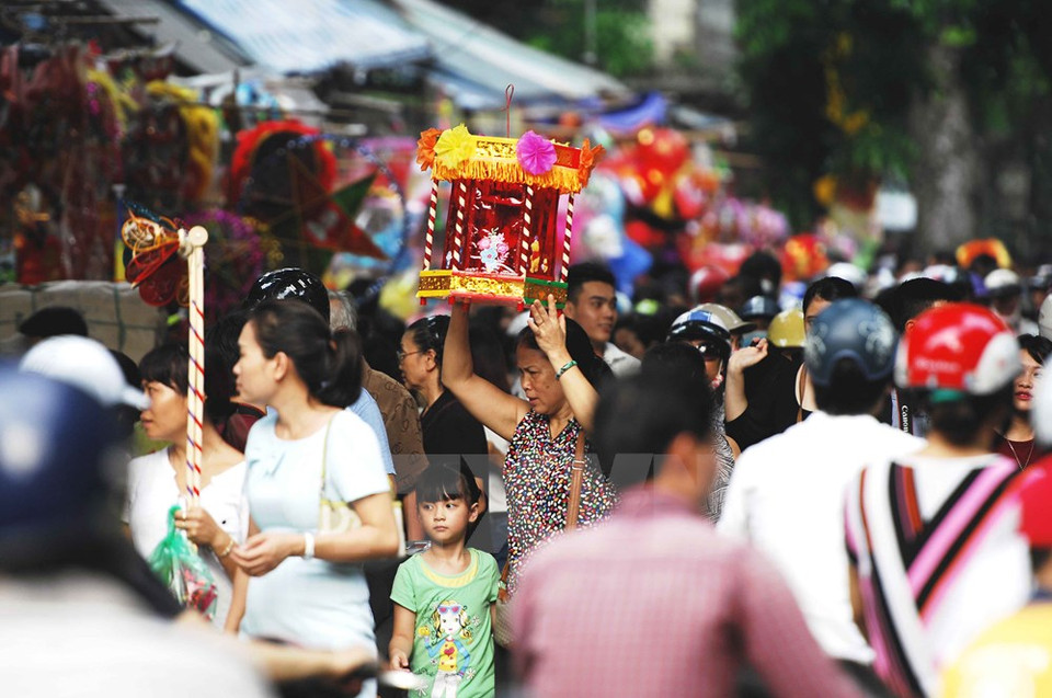 La gente sigue buscando los juguetes de su lejana infancia como los farolillos a sombreros móviles (Fuente: VNA)