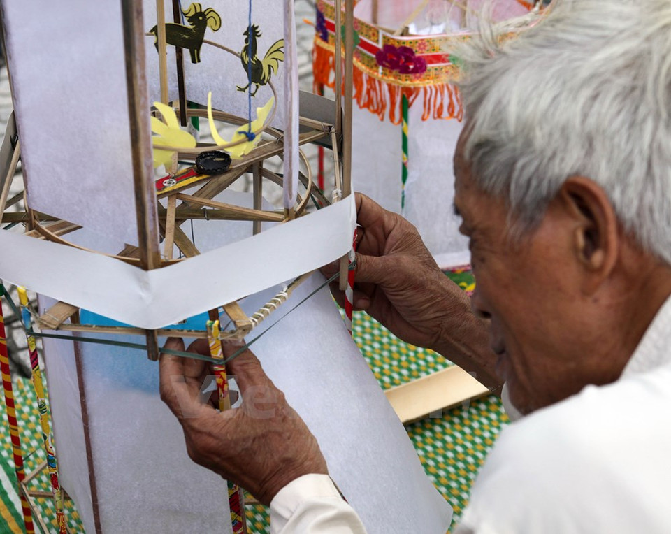 Nguyen Van Quyen, Hanoi, crea un farolillo a sombreros móviles. Se trata de una de las pocas personas que recuerdan todos los pasos al estilo tradicional. (Fuente: VNA)