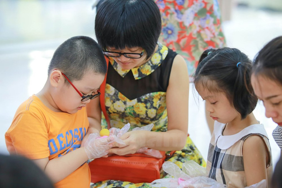 Mientras, en numerosas escuelas se abrieron especiales clases en las que los estudiantes aprenden a elaborar los pasteles de la luna, llamados Banh Deo (pastel de dulce pasta de arroz glutinoso) y Banh Nuong (pastel al horno). (Fuente: VNA)