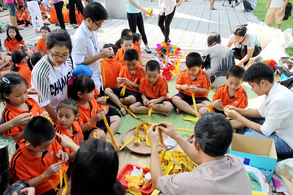 El Museo de la Etnología organizó un taller donde los niños aprendieron a crear juguetes tradicionales. (Fuente: VNA)