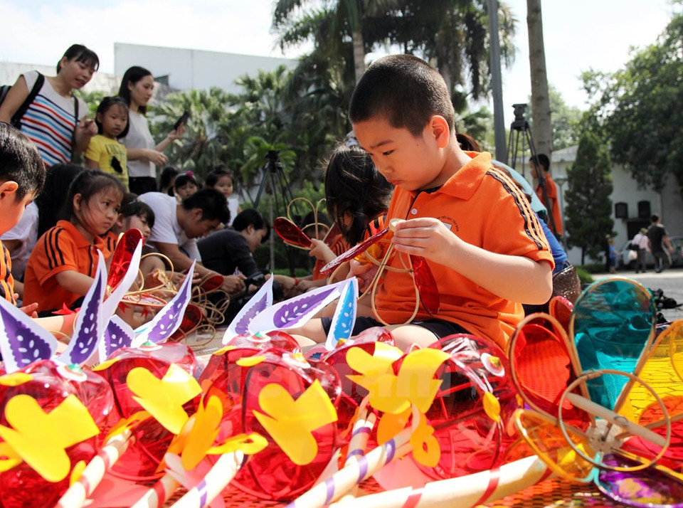 Estos farolillos es un regalo indispensable para los niños en ocasión del Festival de Medio Otoño. (Fuente: VNA)