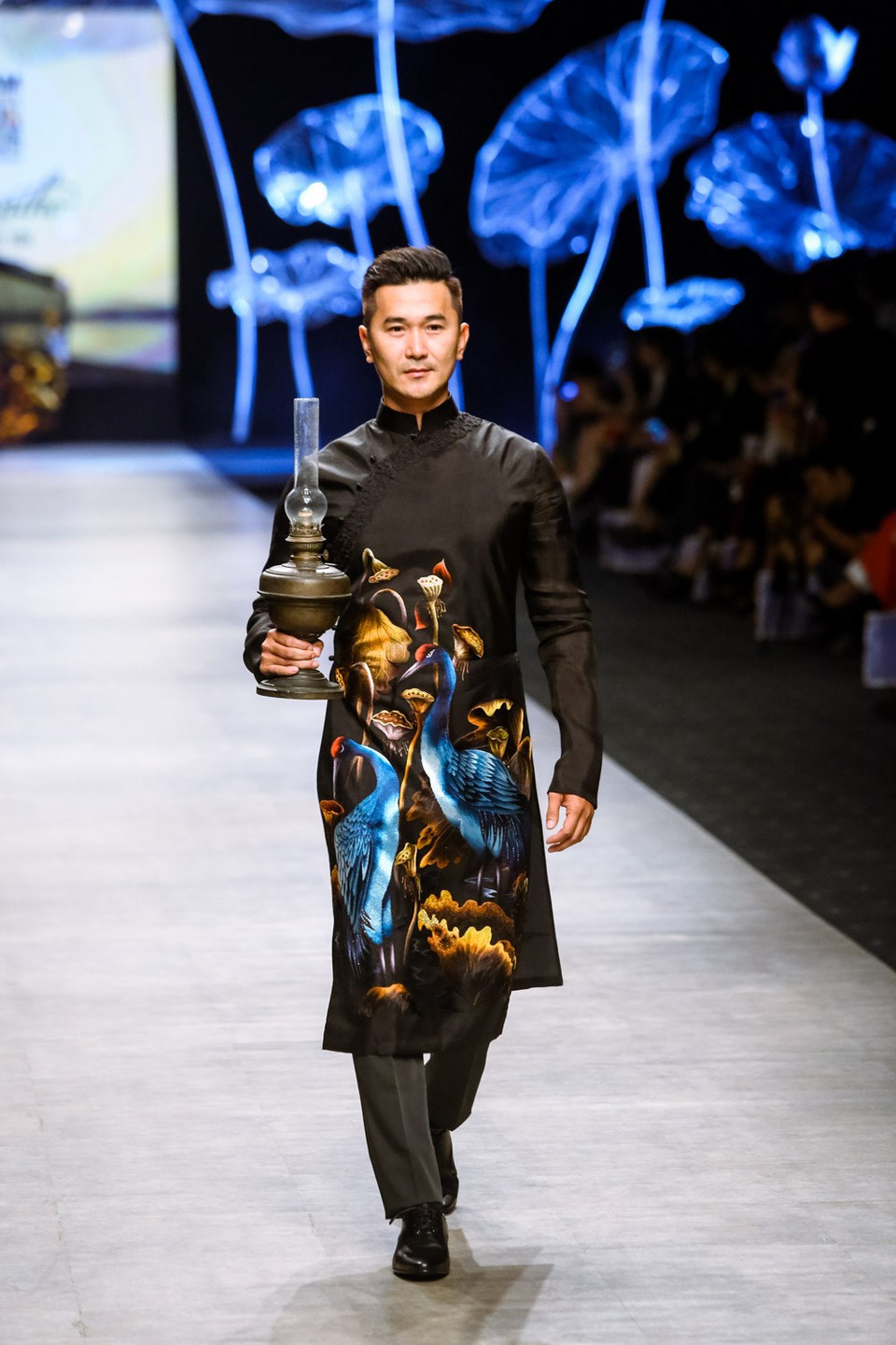 Dinh Van Tho es el único diseñador que presentó Ao Dai (túnica tradicional de Vietnam) durante la Semana de Moda 