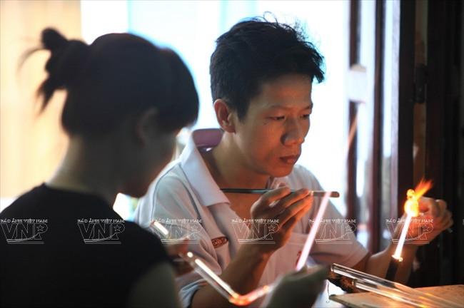Nguyen Duc Thuan tiene 10 años de experiencia en la creación de animales de cristal (Fuente: Revista Vietnam)