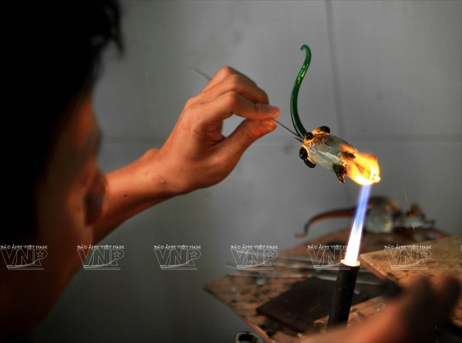 Las etapas en la confección de animales de vidrio son hechas a mano, por lo que requiere del artista habilidad, creatividad y precisión (Fuente: Revista Vietnam)