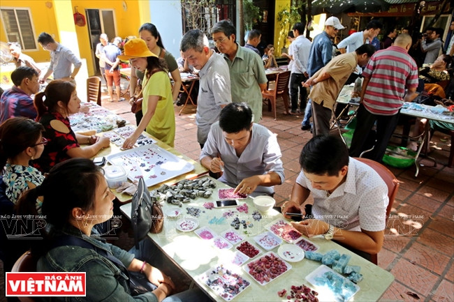 El mercado único de piedras preciosas se lleva a cabo por la Asociación de piedras preciosas de Hanoi para promover los productos de piedras preciosas (Fuente: VNA)