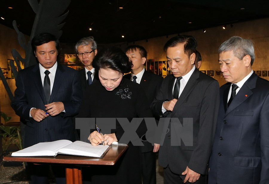 Nguyen Thi Kim Ngan escribió en el libro de condolencias (Fuente: VNA)