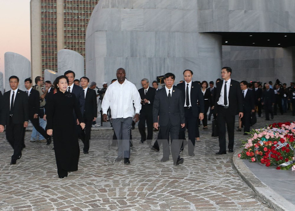 La presidenta de la Asamblea Nacional de Vietnam, Nguyen Thi Kim Ngan, encabezó una delegación del Partido Comunista y del Estado vietnamitas para rendir tributo a Fidel Castro en Cuba (Fuente: VNA)